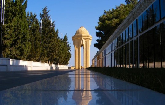President of European Council visits Alley of Martyrs in Baku