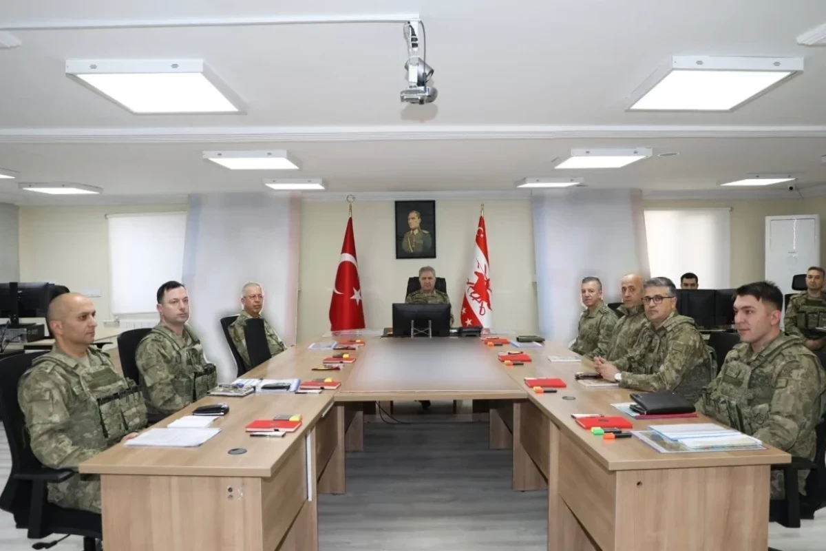 Commander of Turkish Land Forces Metin Tokel visits Iran border after missile incident