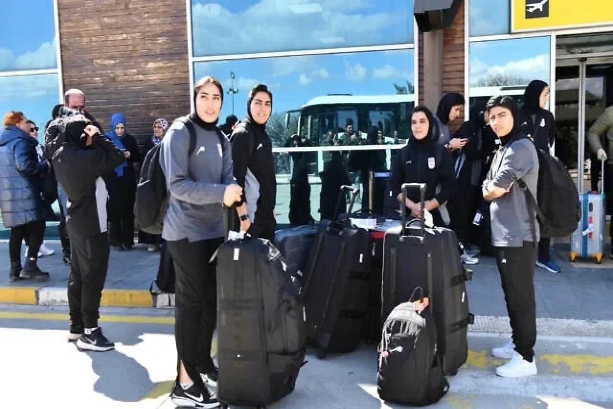 Iranian footballers return home after dropping Australian asylum bids