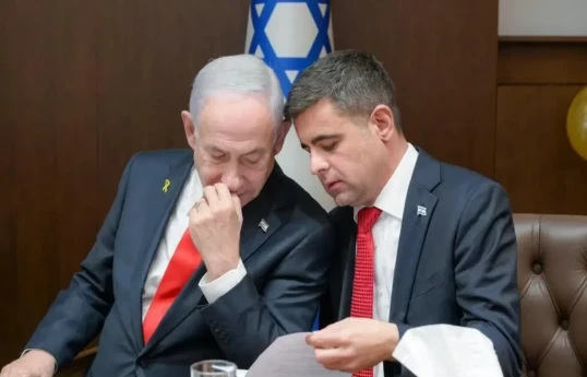 Prime Minister Benjamin Netanyahu and his  spokesman and acting chief of staff Ziv Agmon