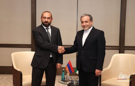 Armenian Foreign Minister Ararat Mirzoyan and Abbas Aragchi, Iranian Foreign Minister