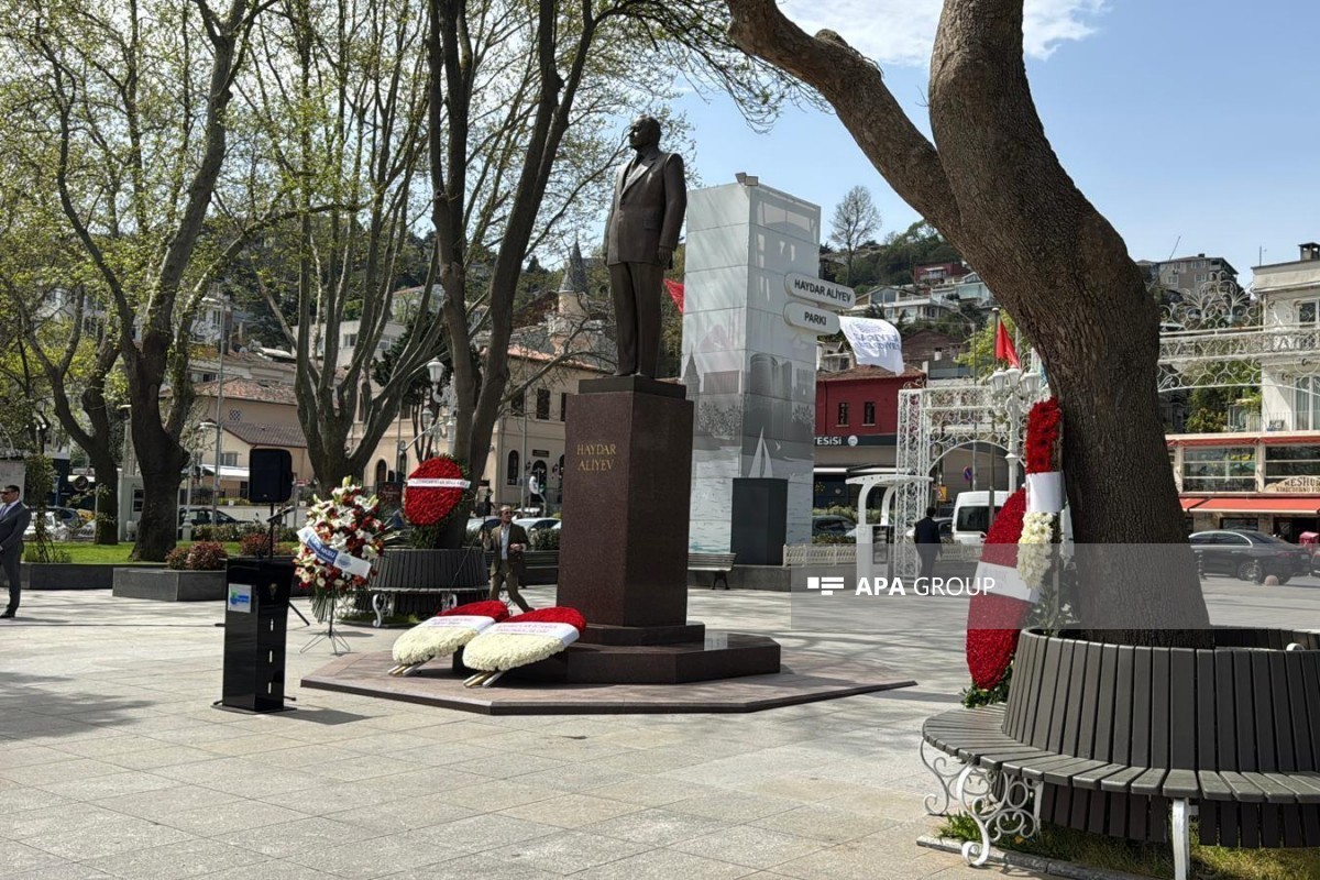 Azerbaijani officials visit Heydar Aliyev monument in Istanbul on 103rd anniversary - PHOTO 