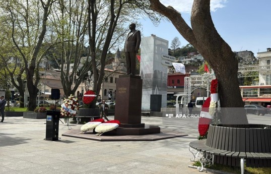 Azerbaijani officials visit Heydar Aliyev monument in Istanbul on 103rd anniversary - PHOTO 