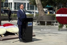 Azerbaijani officials visit Heydar Aliyev monument in Istanbul on 103rd anniversary - PHOTO 