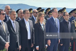 Azerbaijani officials visit Heydar Aliyev monument in Istanbul on 103rd anniversary - PHOTO 
