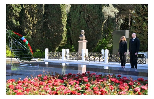 President Ilham Aliyev and First Lady Mehriban Aliyeva visited tomb of National Leader Heydar Aliyev at Alley of Honors - PHOTO 