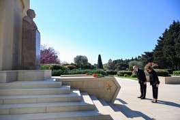 President Ilham Aliyev and First Lady Mehriban Aliyeva paid tribute to Azerbaijanis who died for Victory over fascism