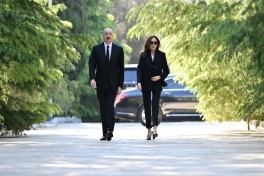 President Ilham Aliyev and First Lady Mehriban Aliyeva visited tomb of National Leader Heydar Aliyev at Alley of Honors - PHOTO 
