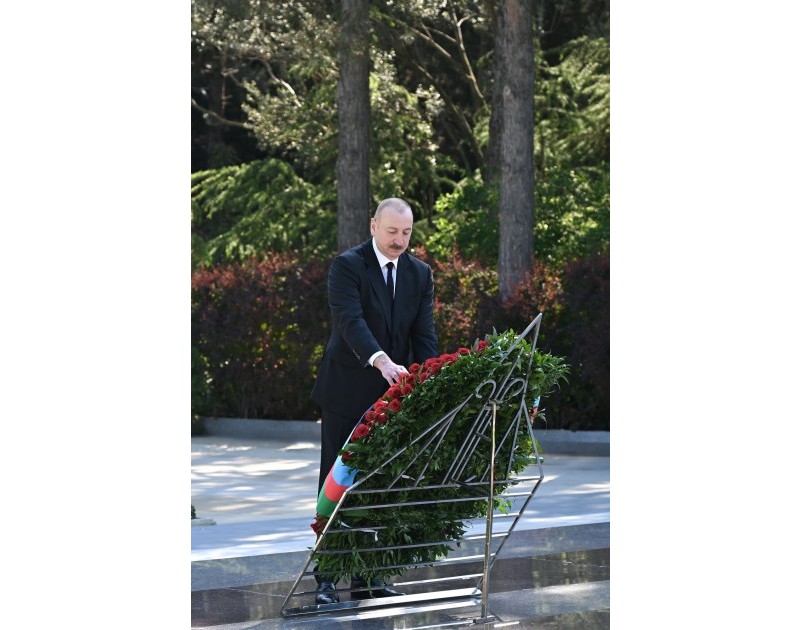 President Ilham Aliyev and First Lady Mehriban Aliyeva visited tomb of National Leader Heydar Aliyev at Alley of Honors - PHOTO 