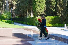 President Ilham Aliyev and First Lady Mehriban Aliyeva visited tomb of National Leader Heydar Aliyev at Alley of Honors - PHOTO 