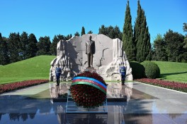 President Ilham Aliyev and First Lady Mehriban Aliyeva visited tomb of National Leader Heydar Aliyev at Alley of Honors - PHOTO 