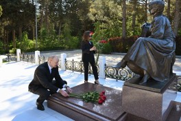 President Ilham Aliyev and First Lady Mehriban Aliyeva visited tomb of National Leader Heydar Aliyev at Alley of Honors - PHOTO 