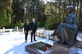 President Ilham Aliyev and First Lady Mehriban Aliyeva visited tomb of National Leader Heydar Aliyev at Alley of Honors - PHOTO 