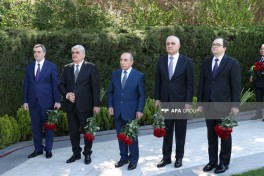 Azerbaijani officials visit Heydar Aliyev’s grave on 103rd birth anniversary - PHOTO 