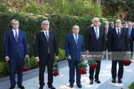 Azerbaijani officials visit Heydar Aliyev’s grave on 103rd birth anniversary - PHOTO 