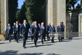 Azerbaijani officials visit Heydar Aliyev’s grave on 103rd birth anniversary - PHOTO 