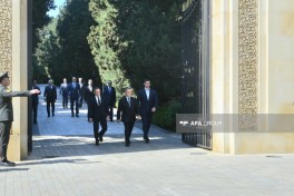 Azerbaijani officials visit Heydar Aliyev’s grave on 103rd birth anniversary - PHOTO 