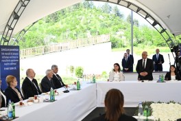 President Ilham Aliyev met with families moving to first residential complex in Zangilan - UPDATED 