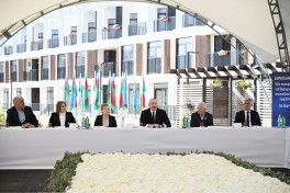 President Ilham Aliyev met with families moving to first residential complex in Zangilan - UPDATED 