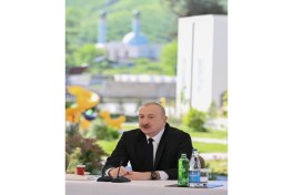 President Ilham Aliyev met with families moving to first residential complex in Zangilan - UPDATED 