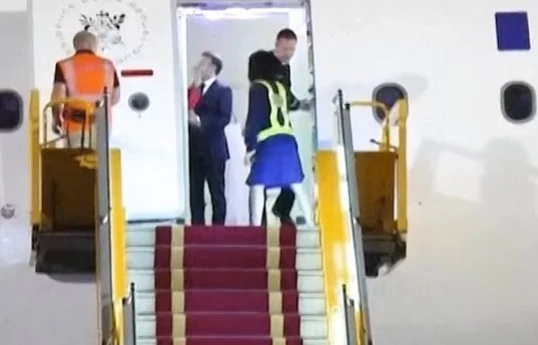 Daily Mail: Macron slapped by wife on plane over messages with Iranian actress