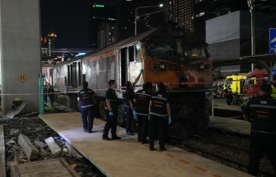 Six foreigners injured in Bangkok train-bus collision