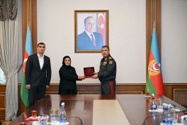 Minister of Defense presents families of Azerbaijan National Heroes with medals