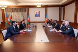 Minister of Defense presents families of Azerbaijan National Heroes with medals