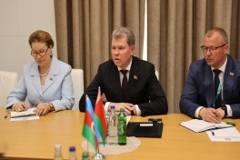 Azerbaijan’s Emergency Situations Minister meets Belarus architecture and construction minister at WUF13
