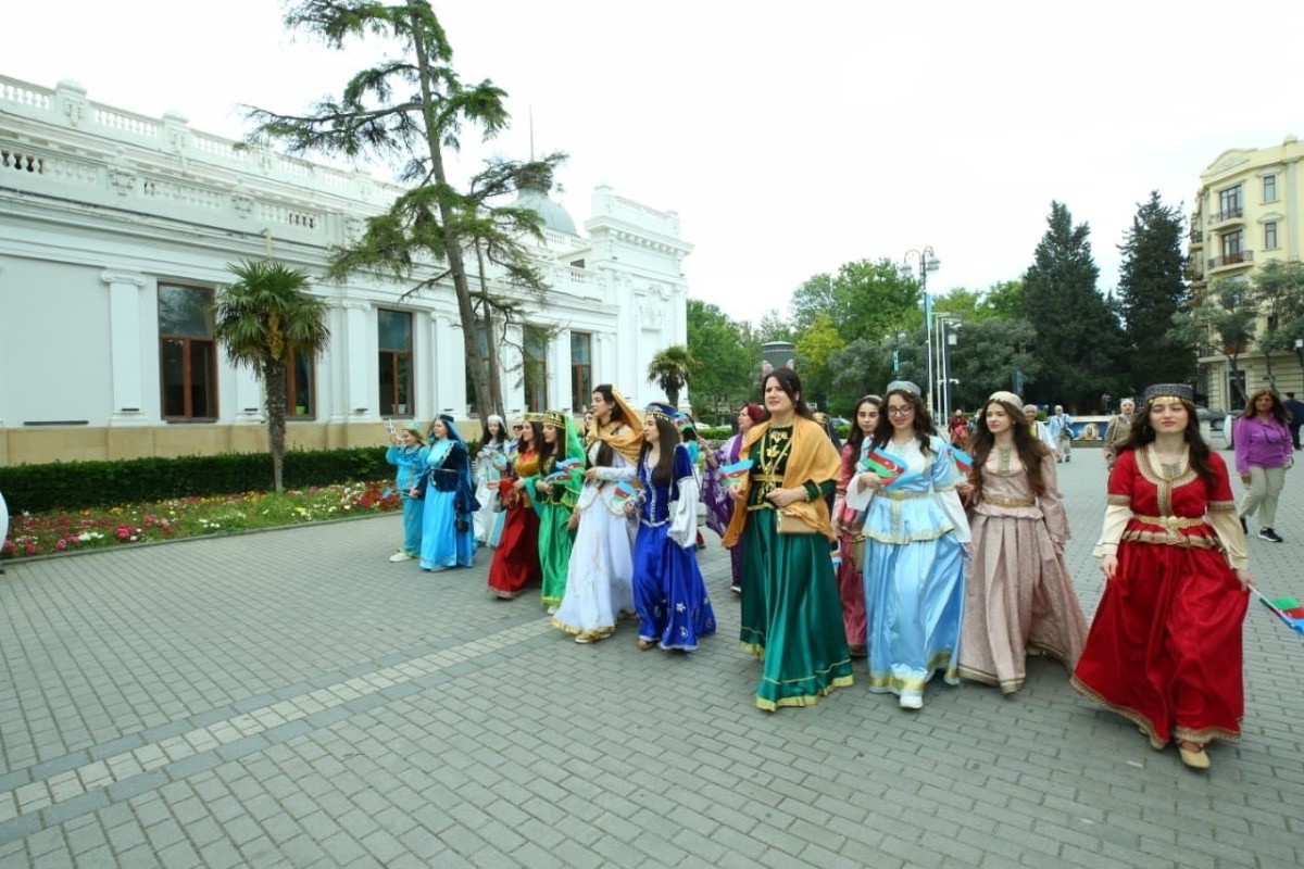 March in national costumes was organized in center of Baku-PHOTO 