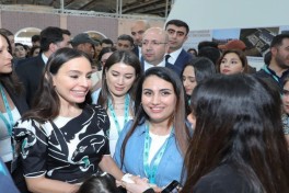 Leyla Aliyeva and Arzu Aliyeva tour the Urban Expo exhibition - PHOTO 