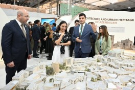 Leyla Aliyeva and Arzu Aliyeva tour the Urban Expo exhibition - PHOTO 