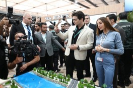 Leyla Aliyeva and Arzu Aliyeva tour the Urban Expo exhibition - PHOTO 