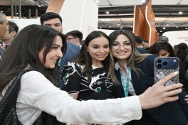 Leyla Aliyeva and Arzu Aliyeva tour the Urban Expo exhibition - PHOTO 