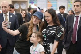 Leyla Aliyeva and Arzu Aliyeva tour the Urban Expo exhibition - PHOTO 