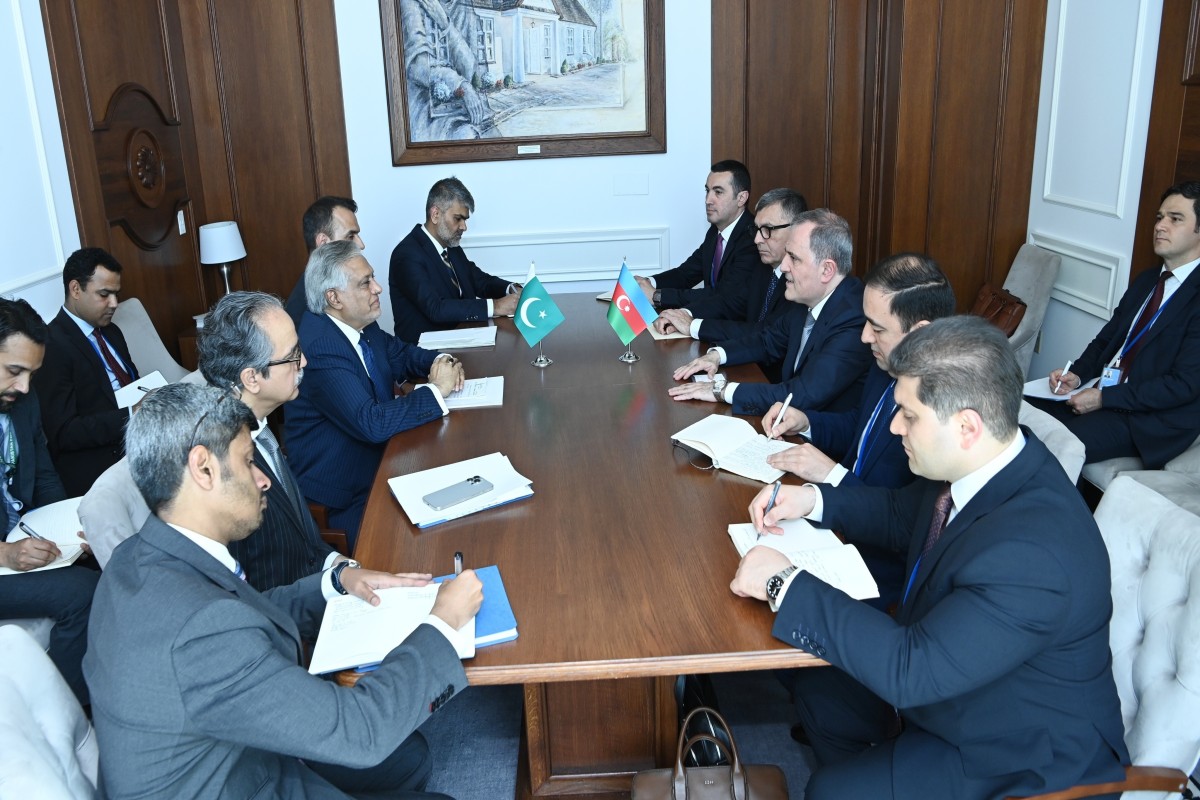 Azerbaijani FM meets with Pakistani counterpart