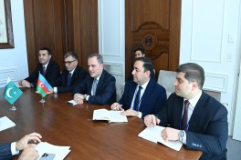 Azerbaijani FM meets with Pakistani counterpart