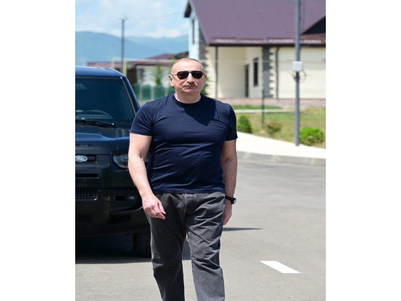 President Ilham Aliyev inspected private houses designated for servicemen in Khojaly