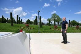 President Ilham Aliyev laid flowers in front of Victory Arch in Khankendi city