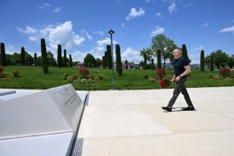 President Ilham Aliyev laid flowers in front of Victory Arch in Khankendi city