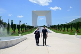 President Ilham Aliyev laid flowers in front of Victory Arch in Khankendi city