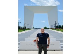 President Ilham Aliyev laid flowers in front of Victory Arch in Khankendi city