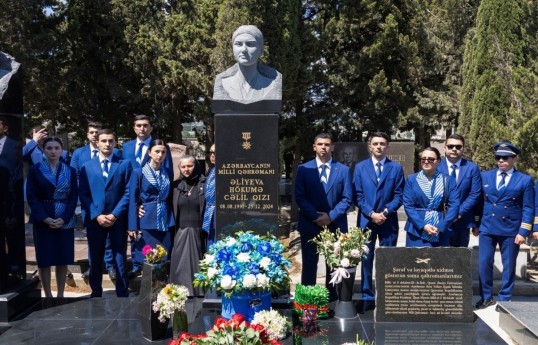 AZAL delegation visits grave of national hero Hokuma Aliyeva on International Flight Attendant Day-PHOTO 