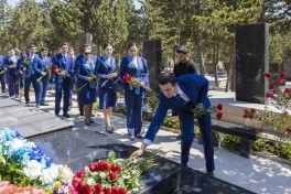 AZAL delegation visits grave of national hero Hokuma Aliyeva on International Flight Attendant Day-PHOTO 