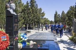 AZAL delegation visits grave of national hero Hokuma Aliyeva on International Flight Attendant Day-PHOTO 