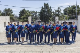 AZAL delegation visits grave of national hero Hokuma Aliyeva on International Flight Attendant Day-PHOTO 