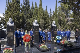 AZAL delegation visits grave of national hero Hokuma Aliyeva on International Flight Attendant Day-PHOTO 
