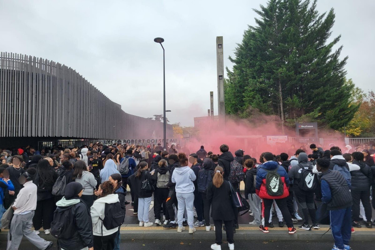 Over 400 lyceums to be blocked in France due to protests