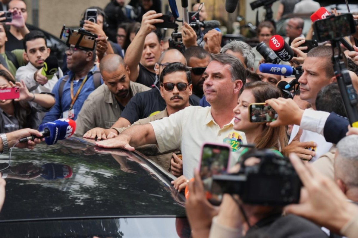 Flavio Bolsonaro, Lula da Silva advance to second tour of presidential election