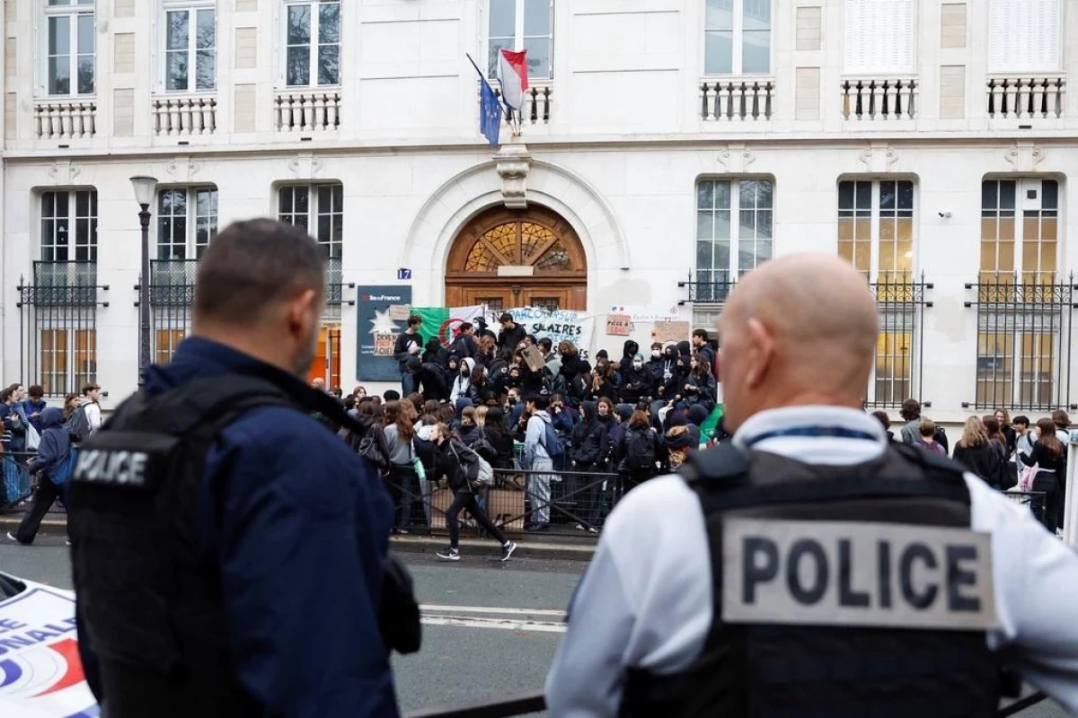 Nearly 500 schools to close in France amid protests